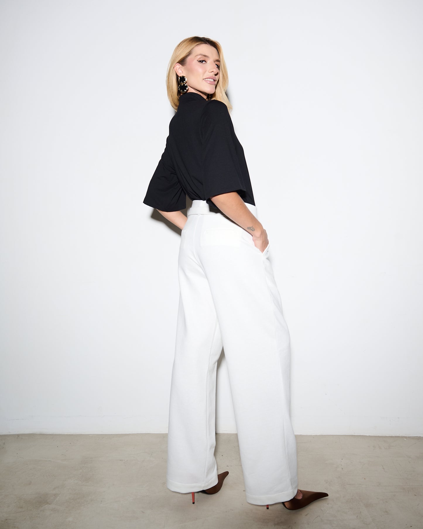 CALÇA COM PREGA E CINTO KRONNE