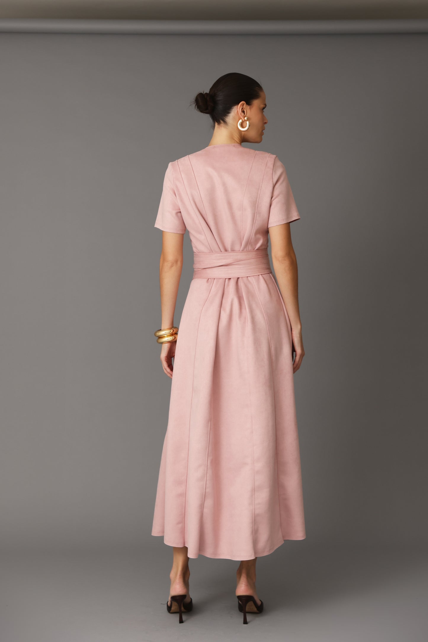 VESTIDO MIDI RECORTES COM FAIXA KRONNE