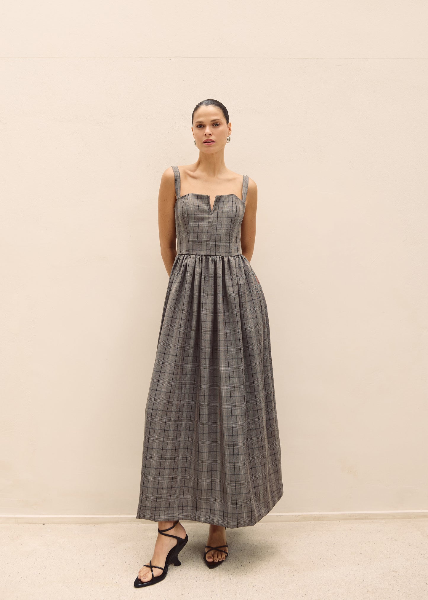 VESTIDO LONGO DECOTE V XADREZ KRONNE