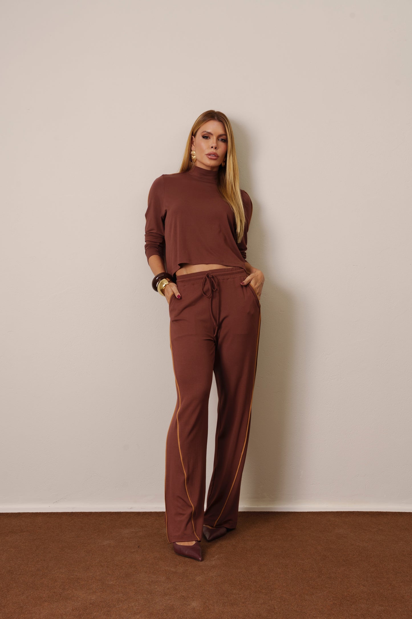 CONJUNTO BLUSA E CALÇA DETALHE VIÉS KRONNE