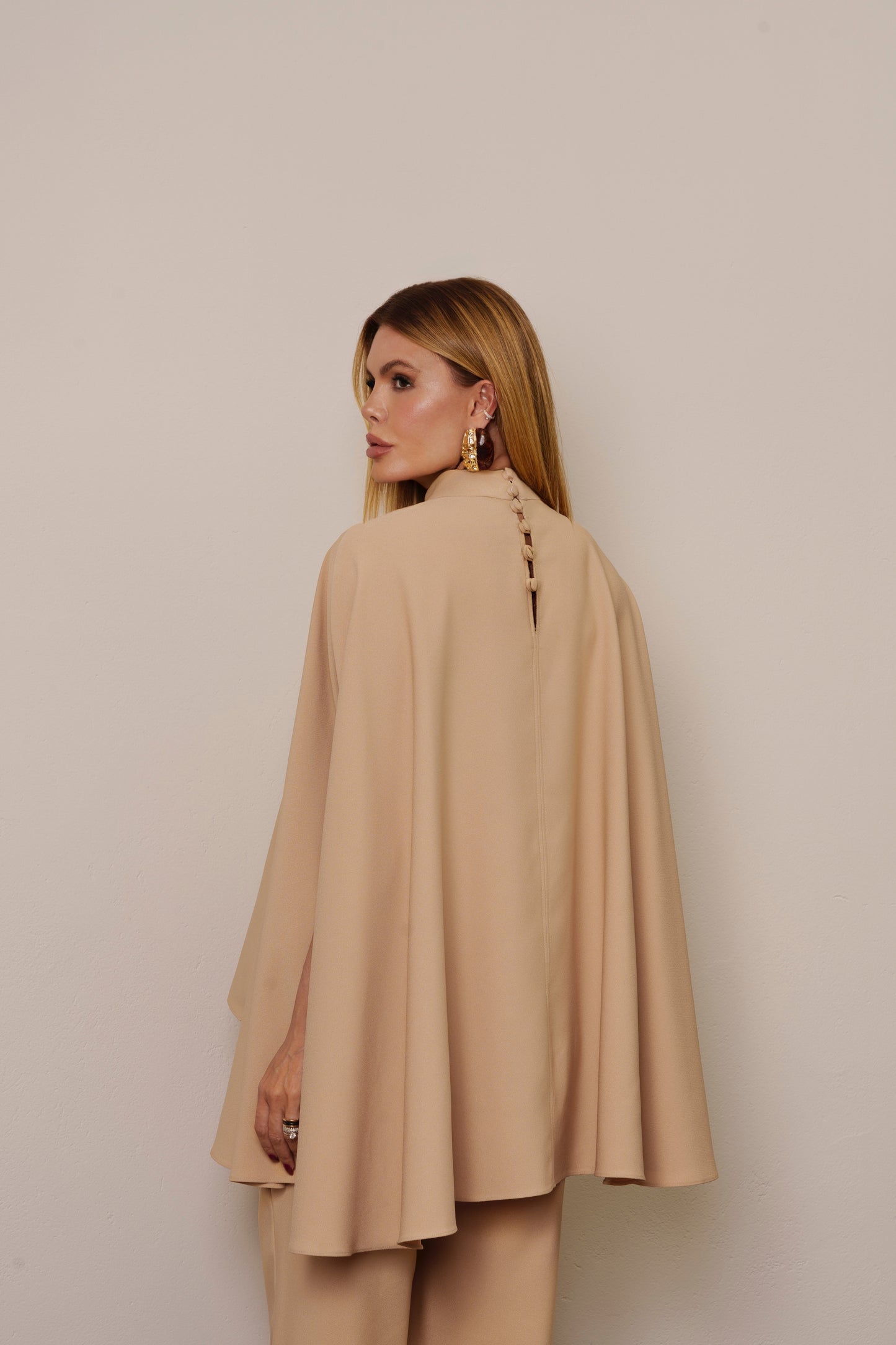 BLUSA CAPA AMPLA GOLA ALTA KRONNE