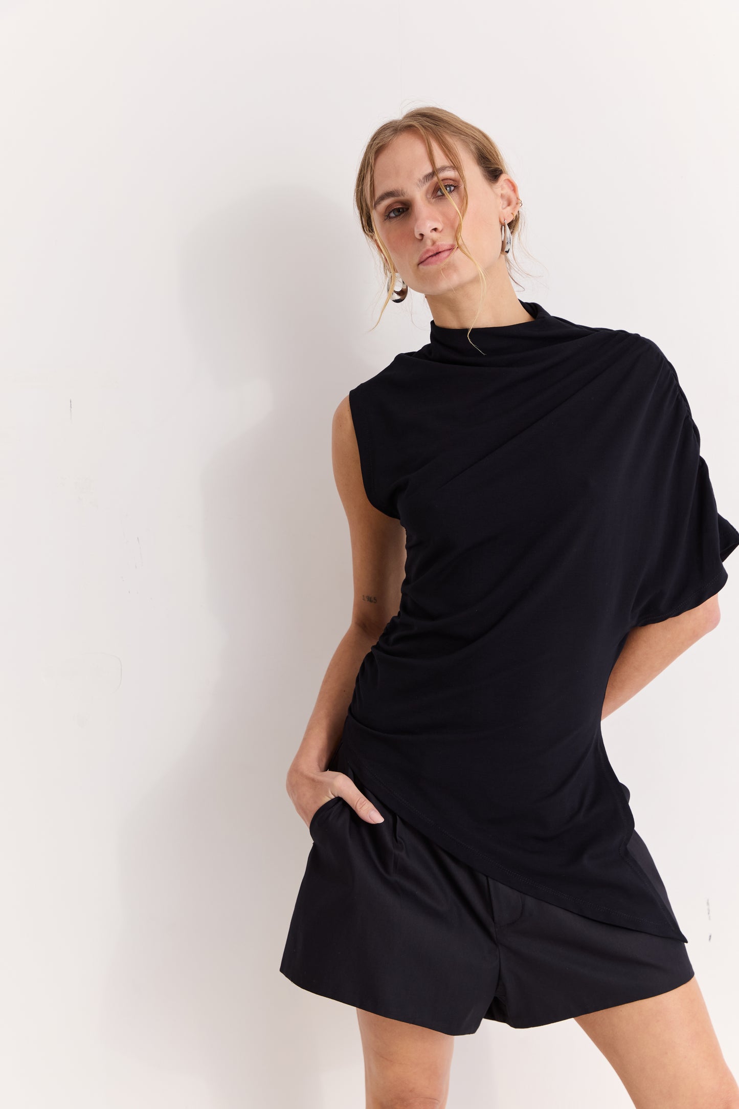 BLUSA ASSIMÉTRICA DRAPEADA KRONNE