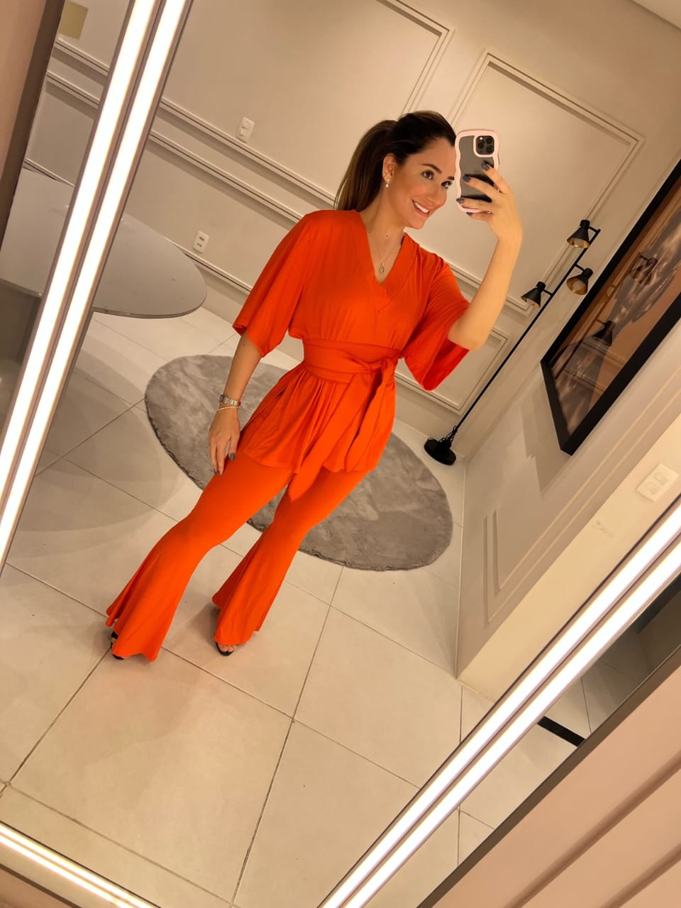 Conjunto blusa decote V e calça flare