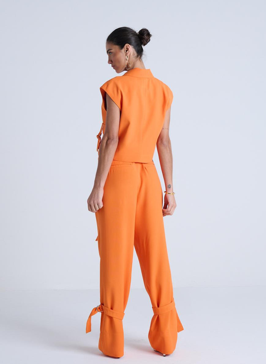 CONJUNTO COLETE E CALÇA CARGO COM PASSANTES E CINTO