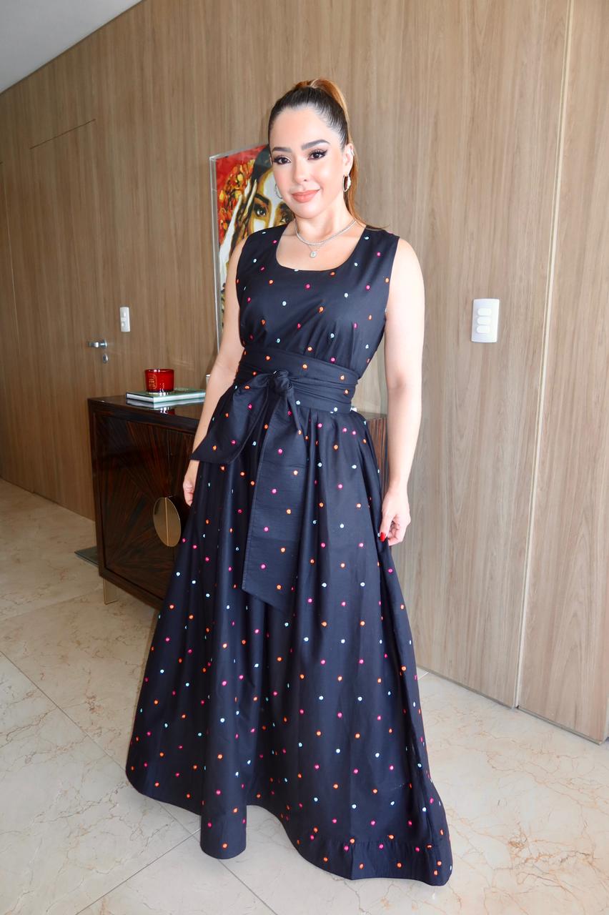 VESTIDO LONGO COM DETALHES COLORIDOS