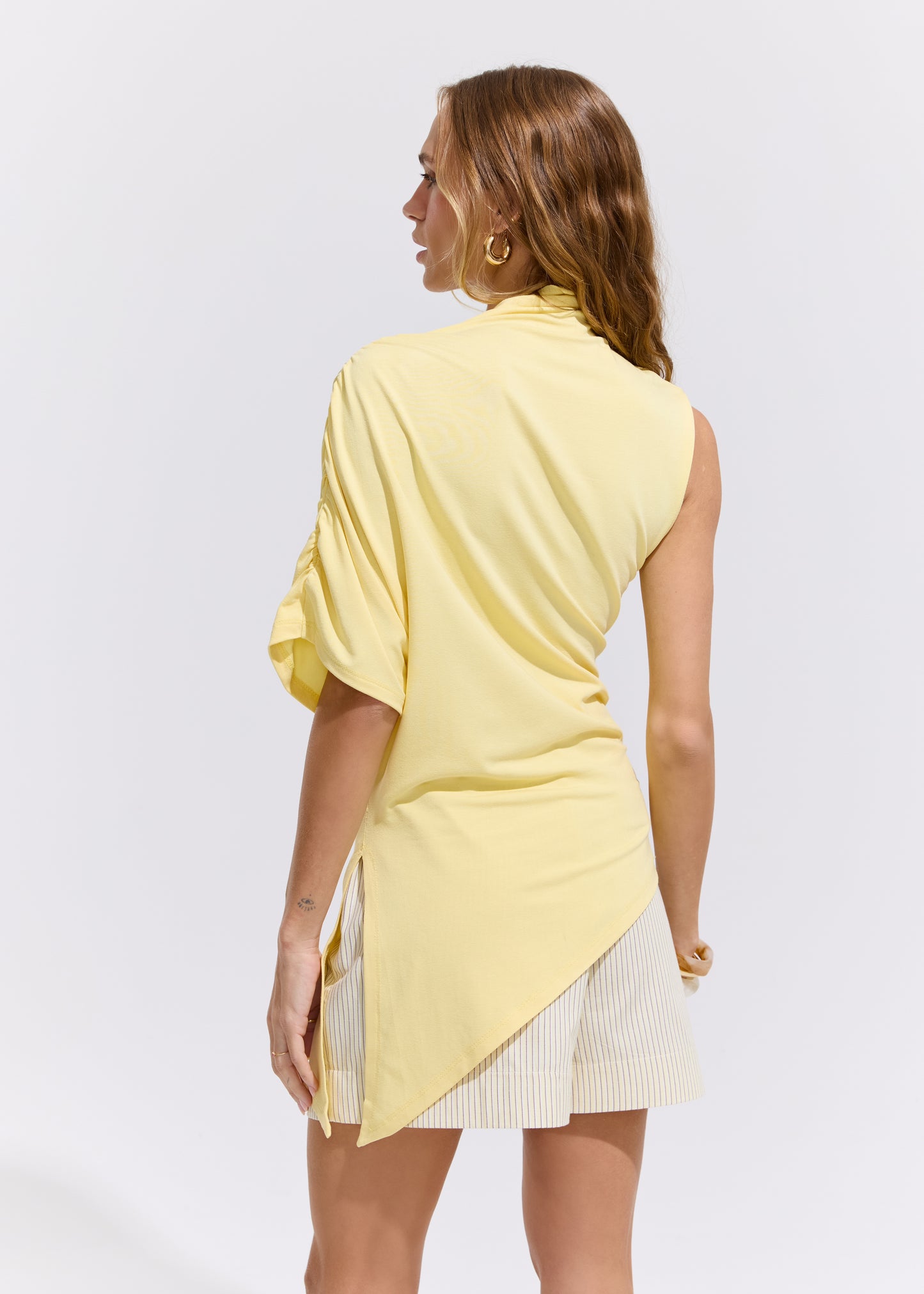 BLUSA ASSIMÉTRICA DRAPEADA KRONNE