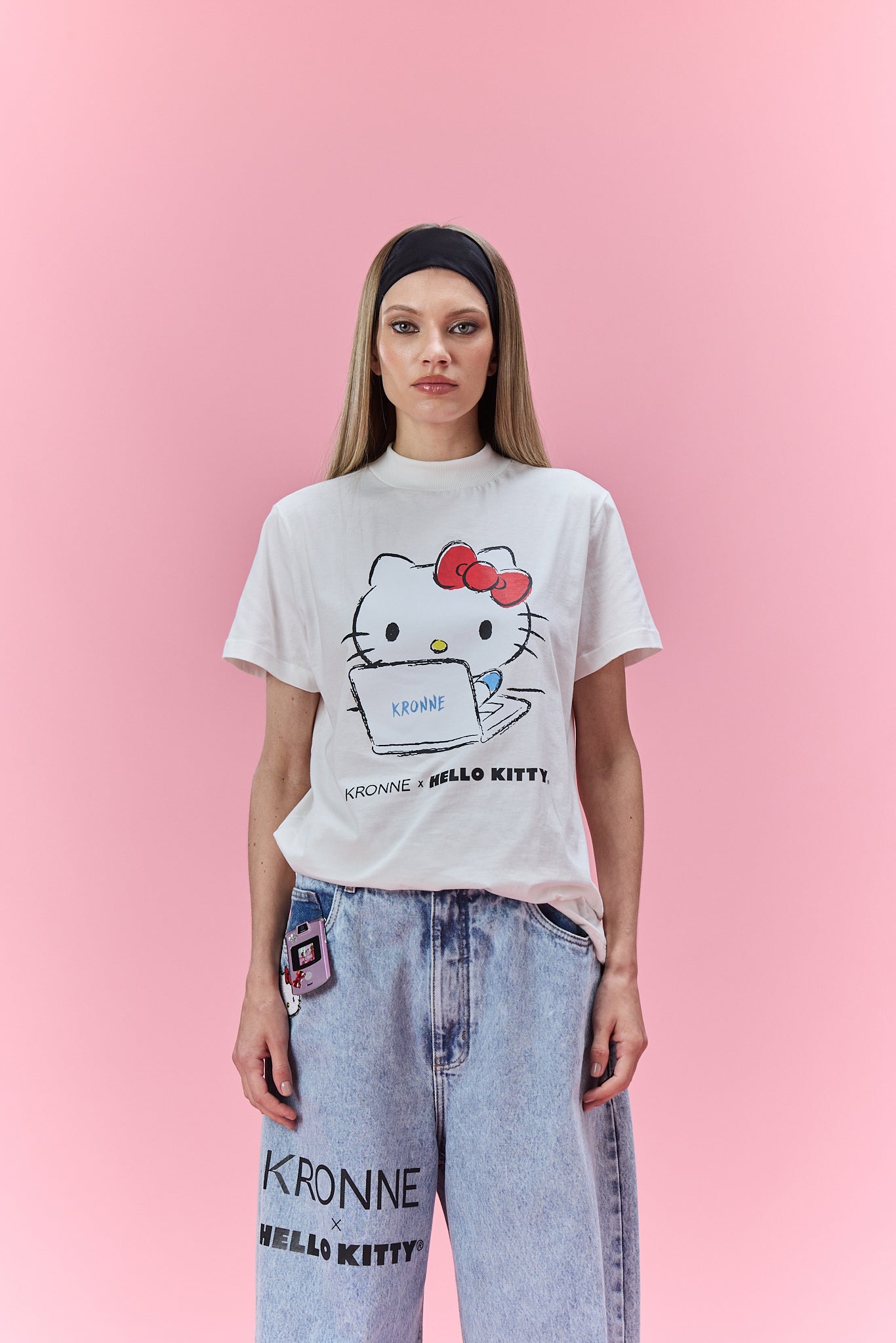 T-shirt gola alta Kitty office – Kronne