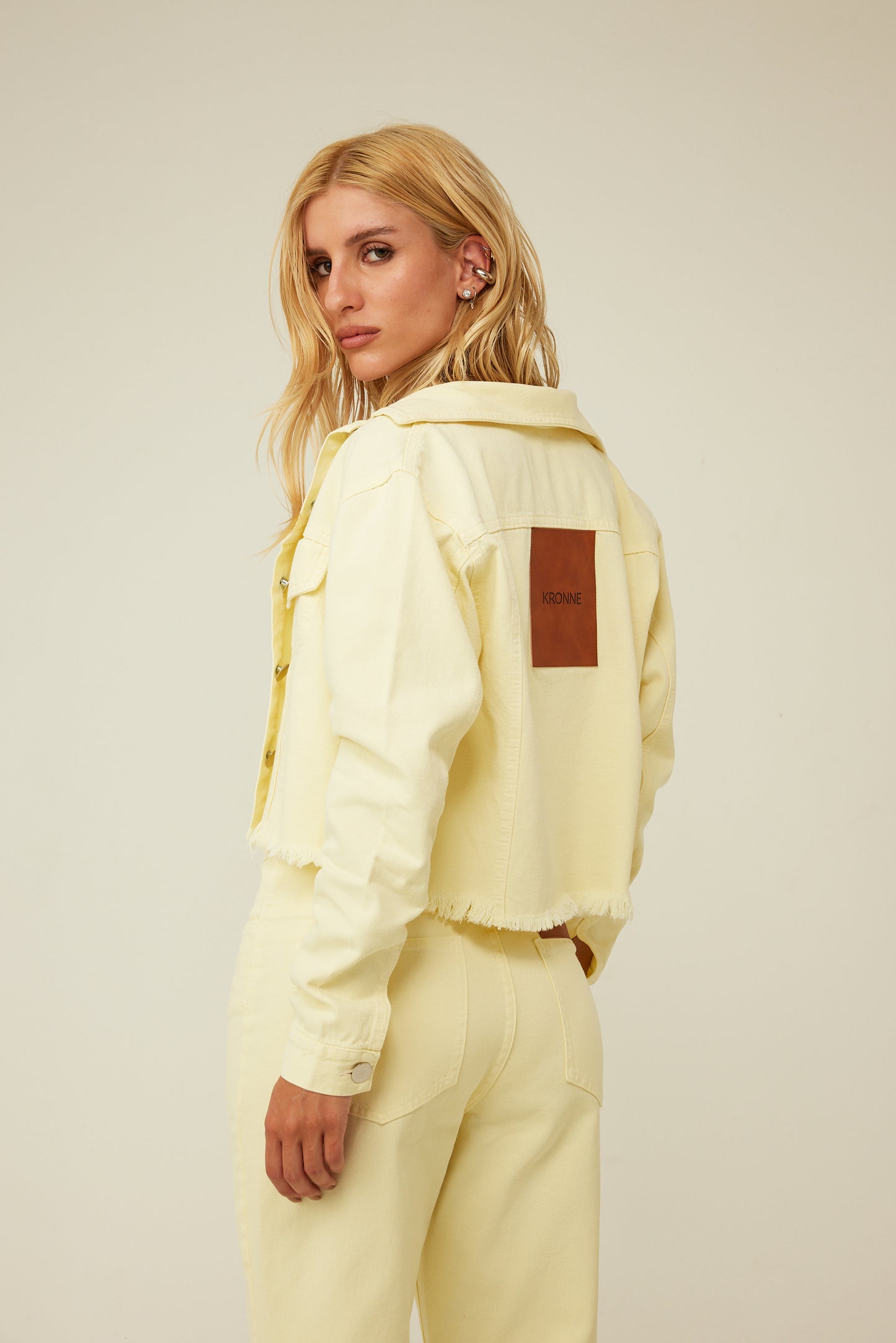JAQUETA CURTA COM ETIQUETA KRONNE