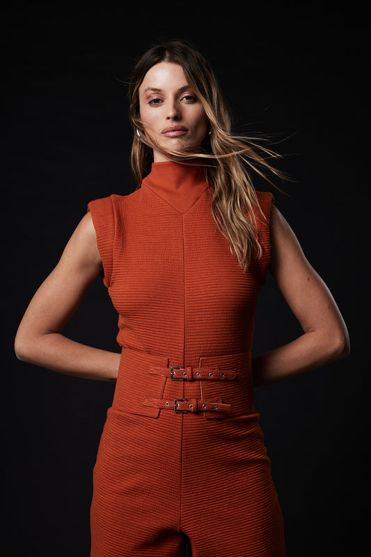 MACACÃO GOLA ALTA COM CINTO KRONNE