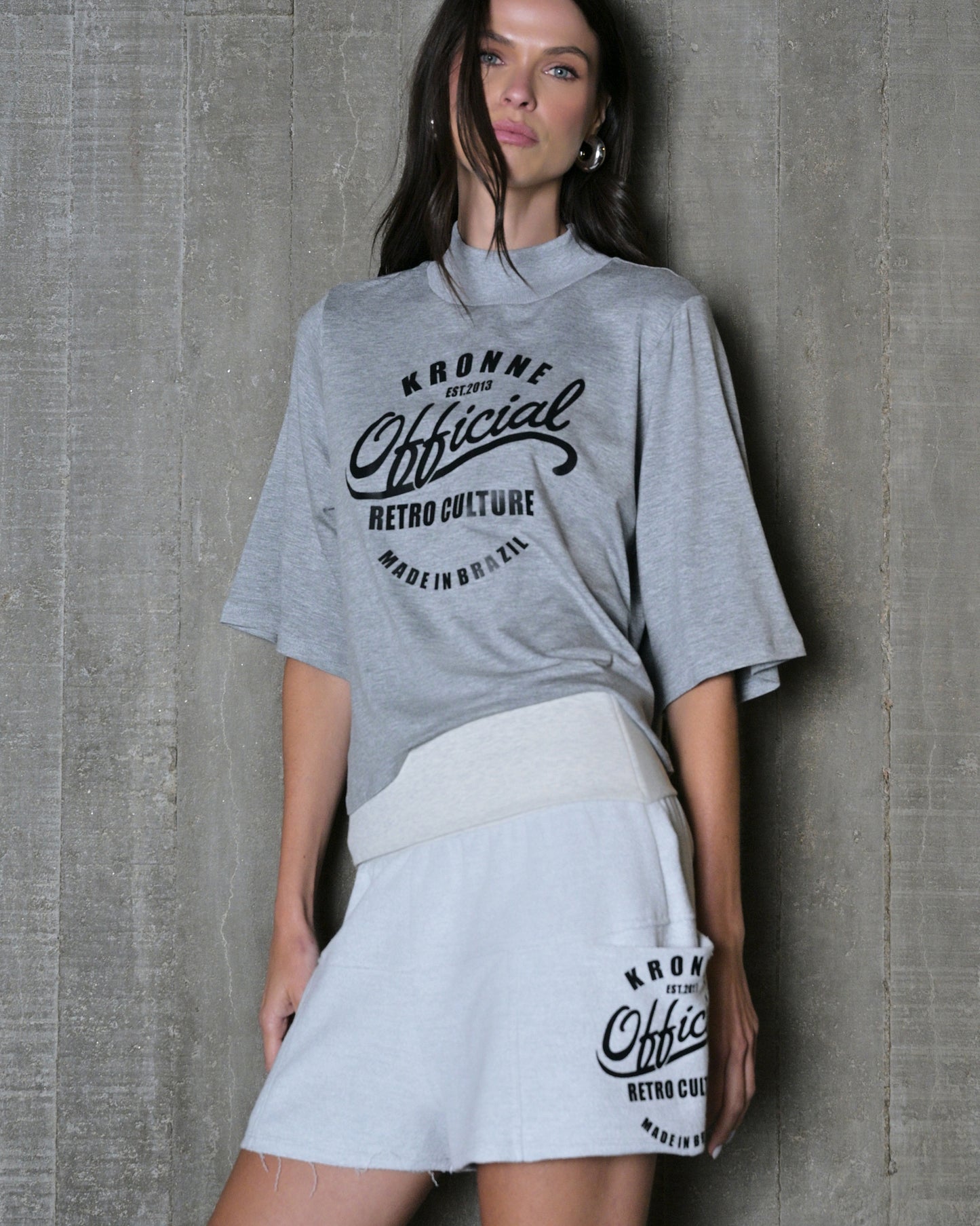 CONJUNTO BLUSA GOLA ALTA E SHORT A FIO COM COS RIBANA