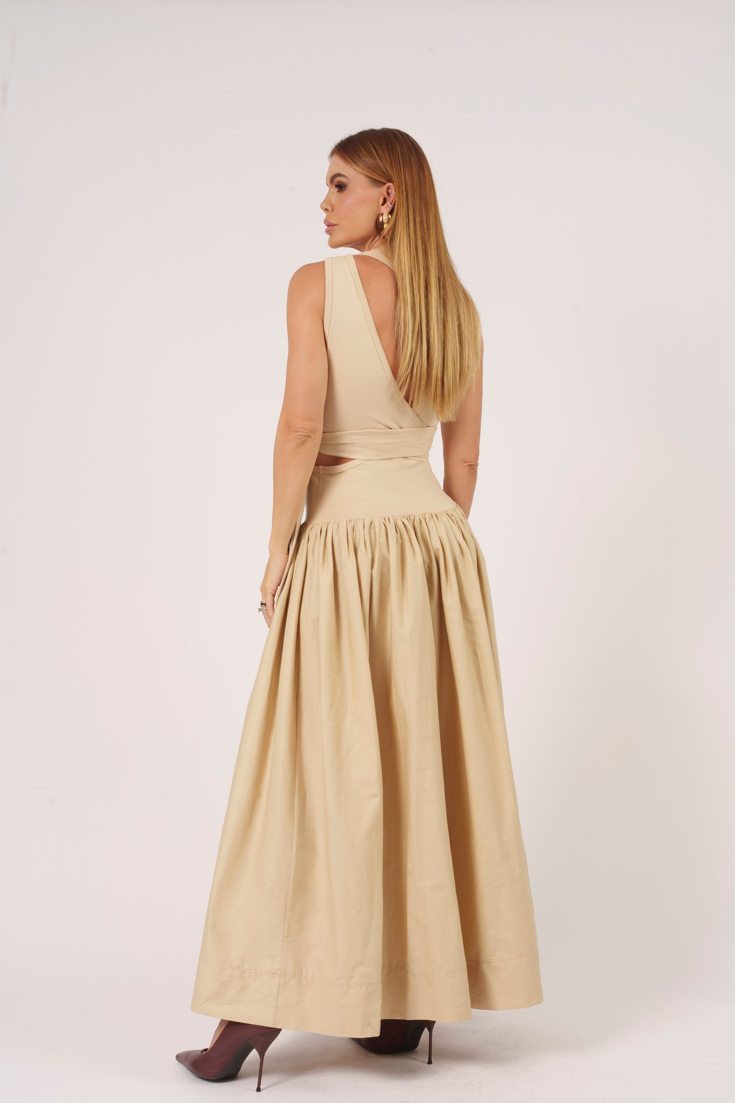 VESTIDO MIDI RECORTES KRONNE