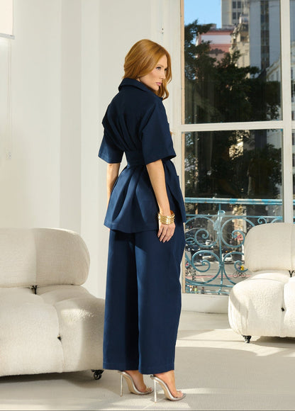 CONJUNTO CAMISA COM ABOTOAMENTO EMBUTIDO E CALÇA COM COSTURA FRONTAL
