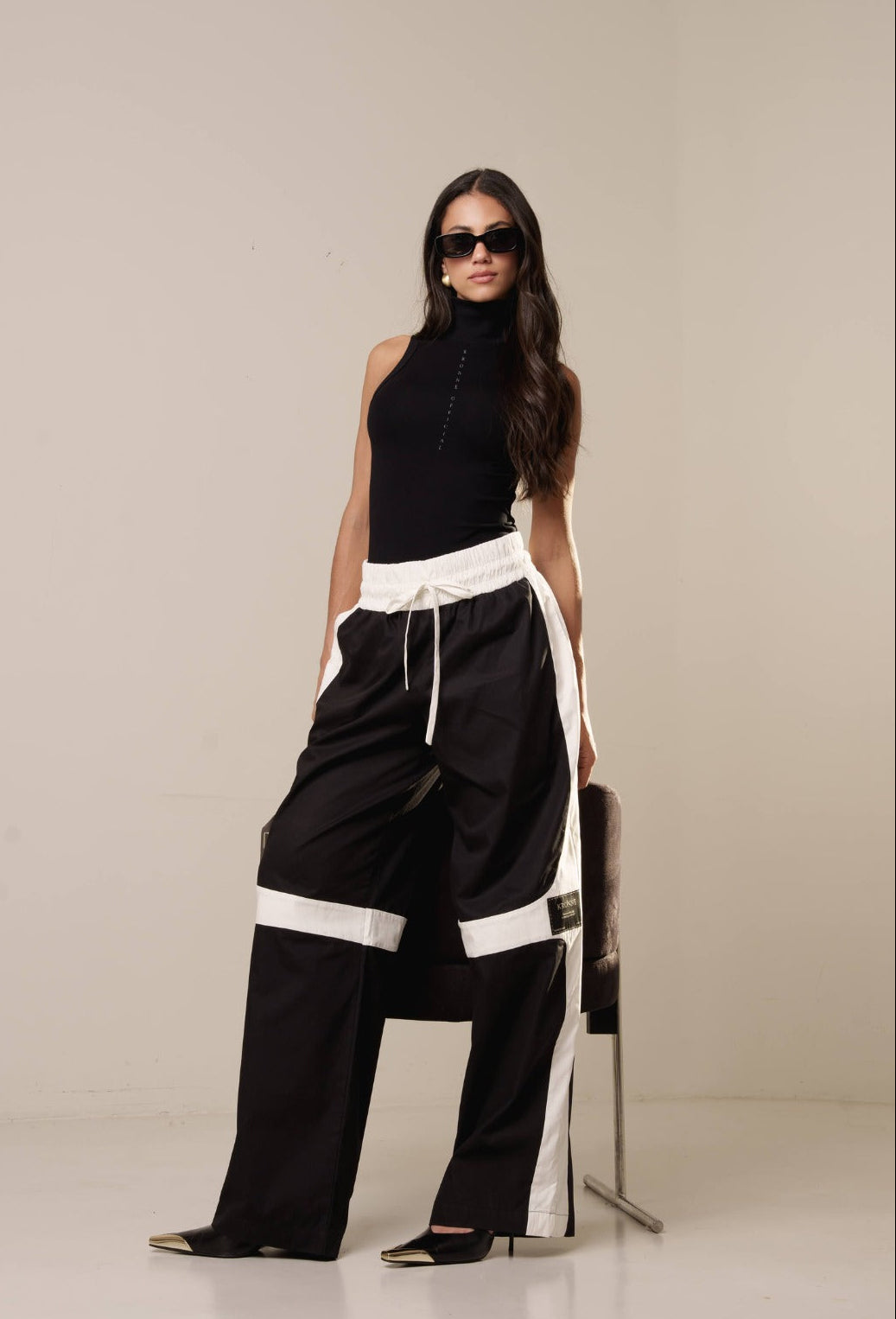 CONJUNTO BLUSA REGATA GOLA ALTA E CALÇA BICOLOR