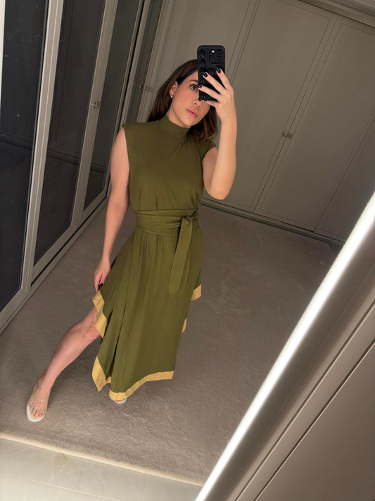 VESTIDO MIDI COM GOLA ALTA KRONNE